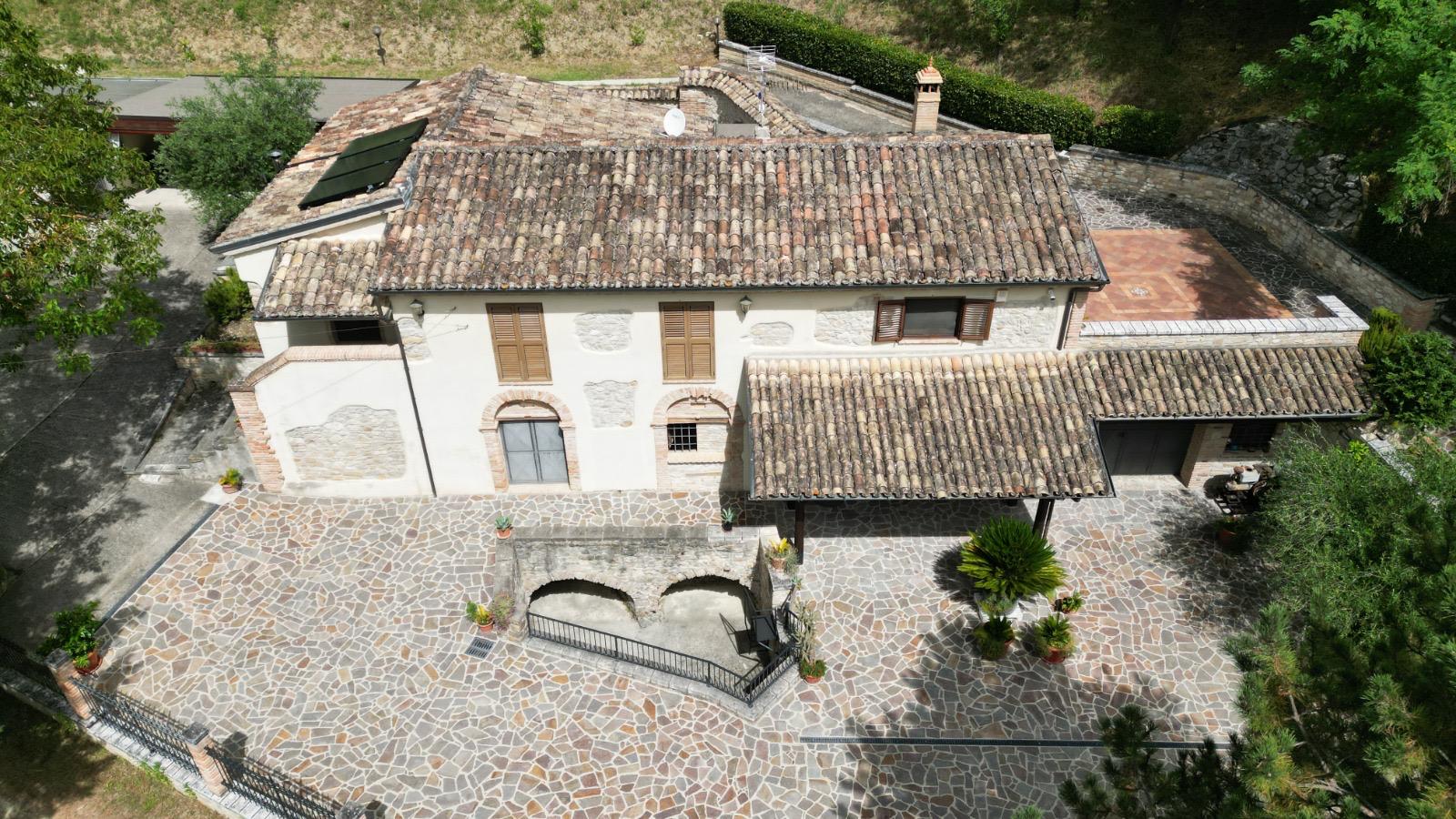 Vista aerea del Mulino Brandolini immerso nel verde delle colline abruzzesi