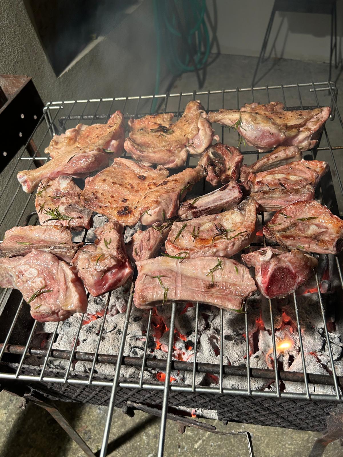 Vista esterna del Mulino Brandolini con giardino e muri in pietra