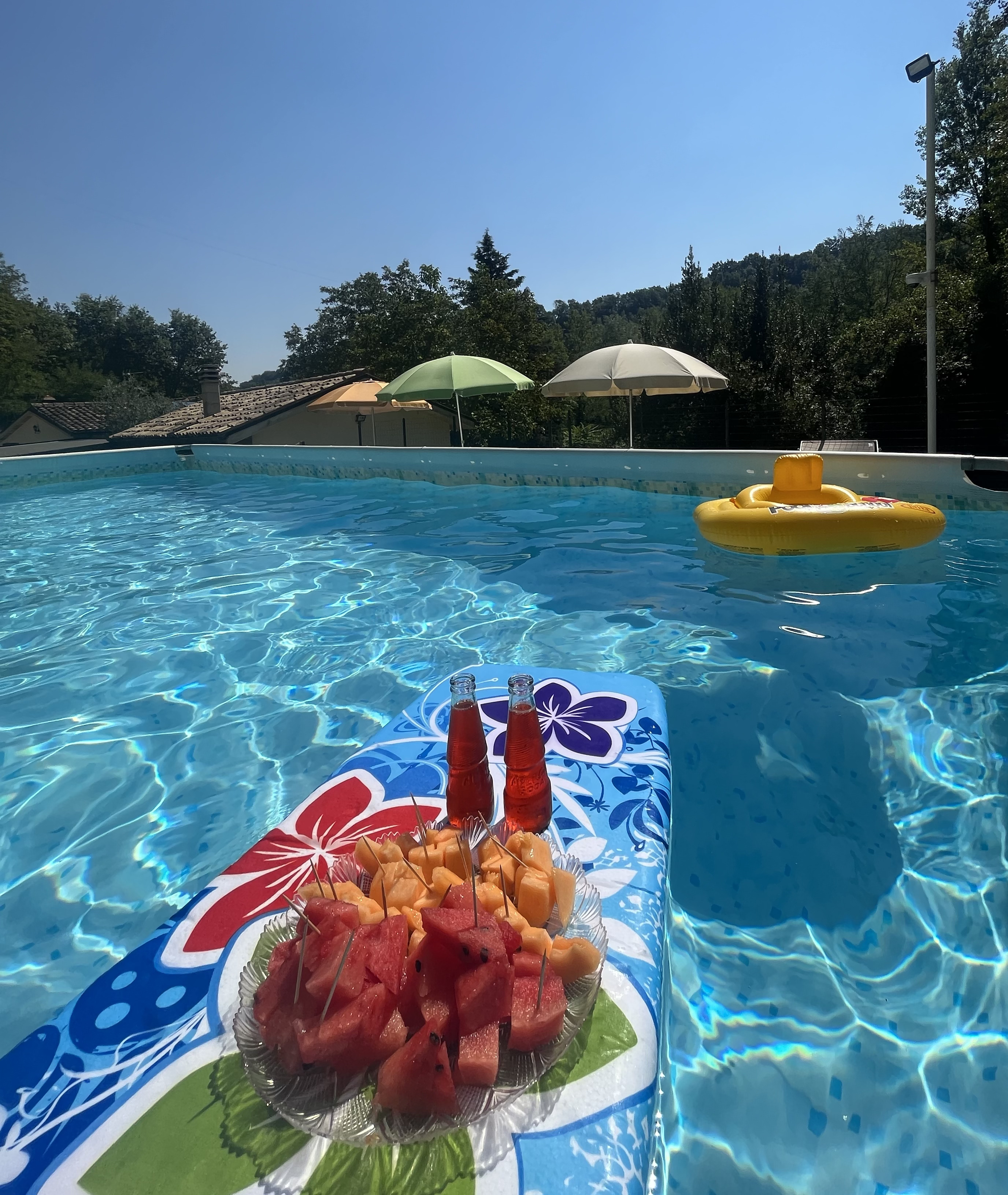 Piscina privata del Mulino Brandolini con frutta fresca e drinks in una giornata d'estate