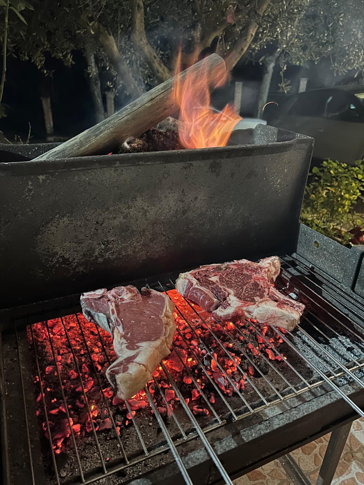 Arrosticini abruzzesi alla brace nel cortile del Mulino Brandolini