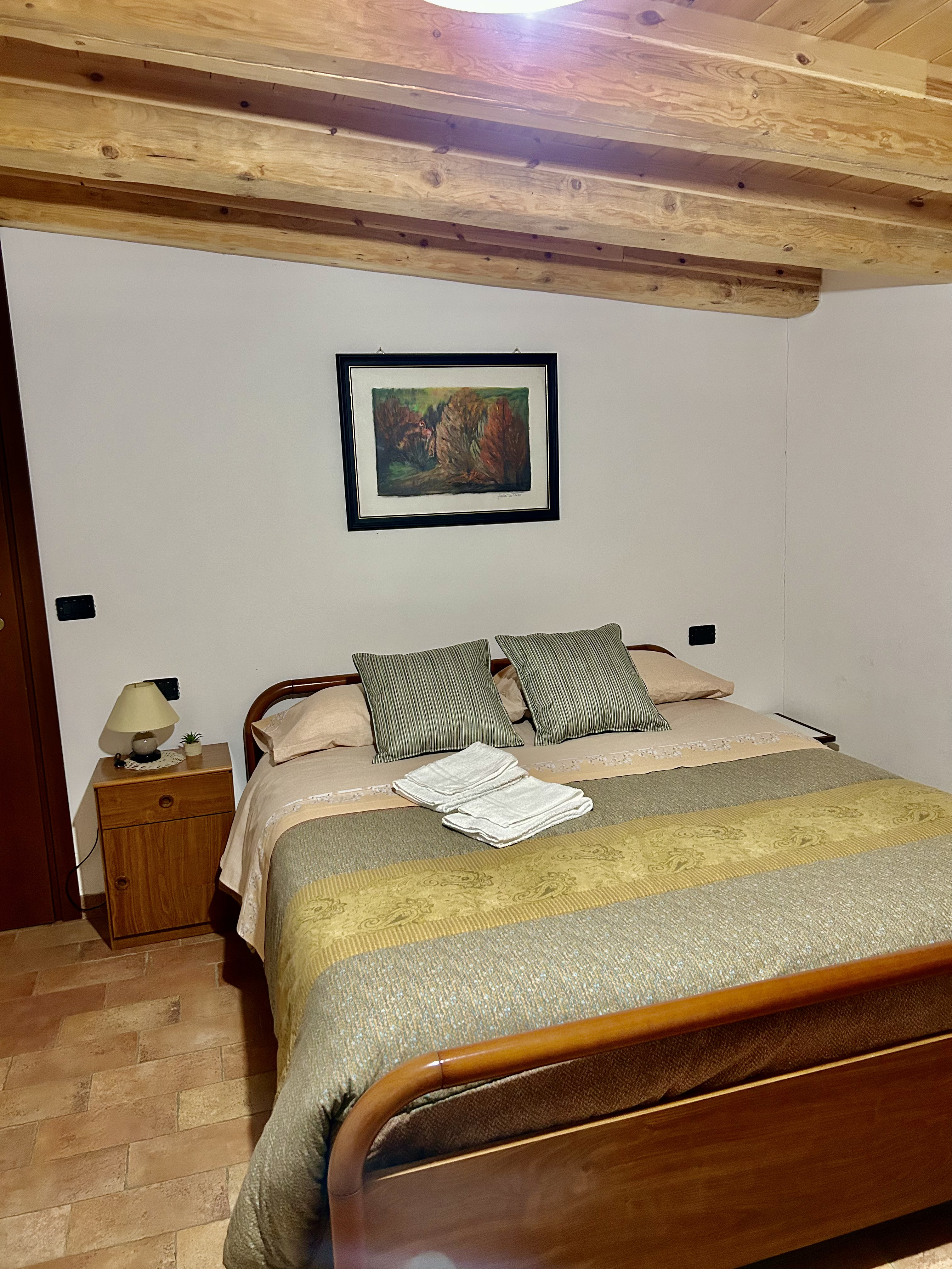 Camera 3 del Mulino Brandolini con letto e soffitto in legno