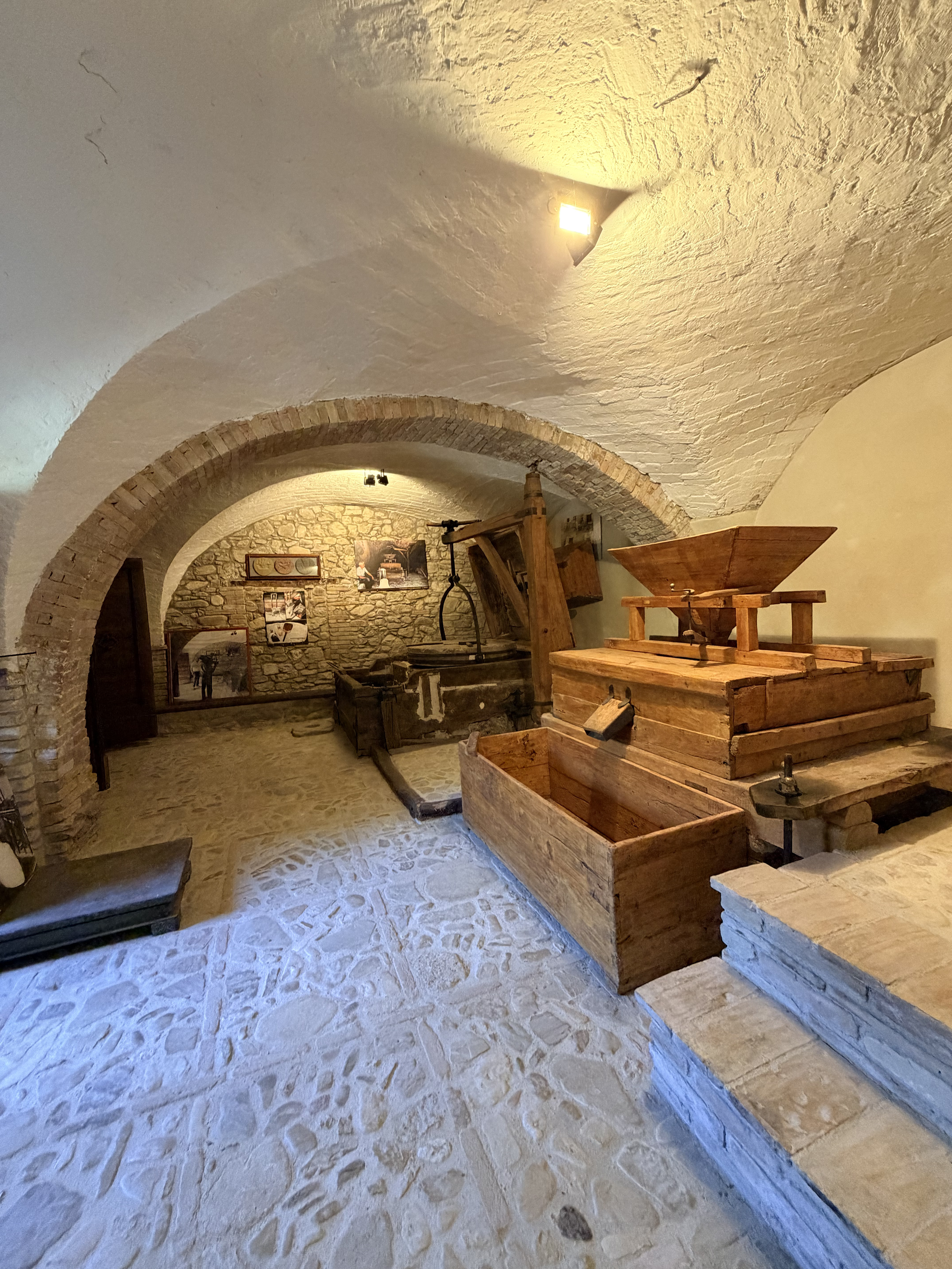 Dettaglio architettonico del Mulino Brandolini con archi in pietra