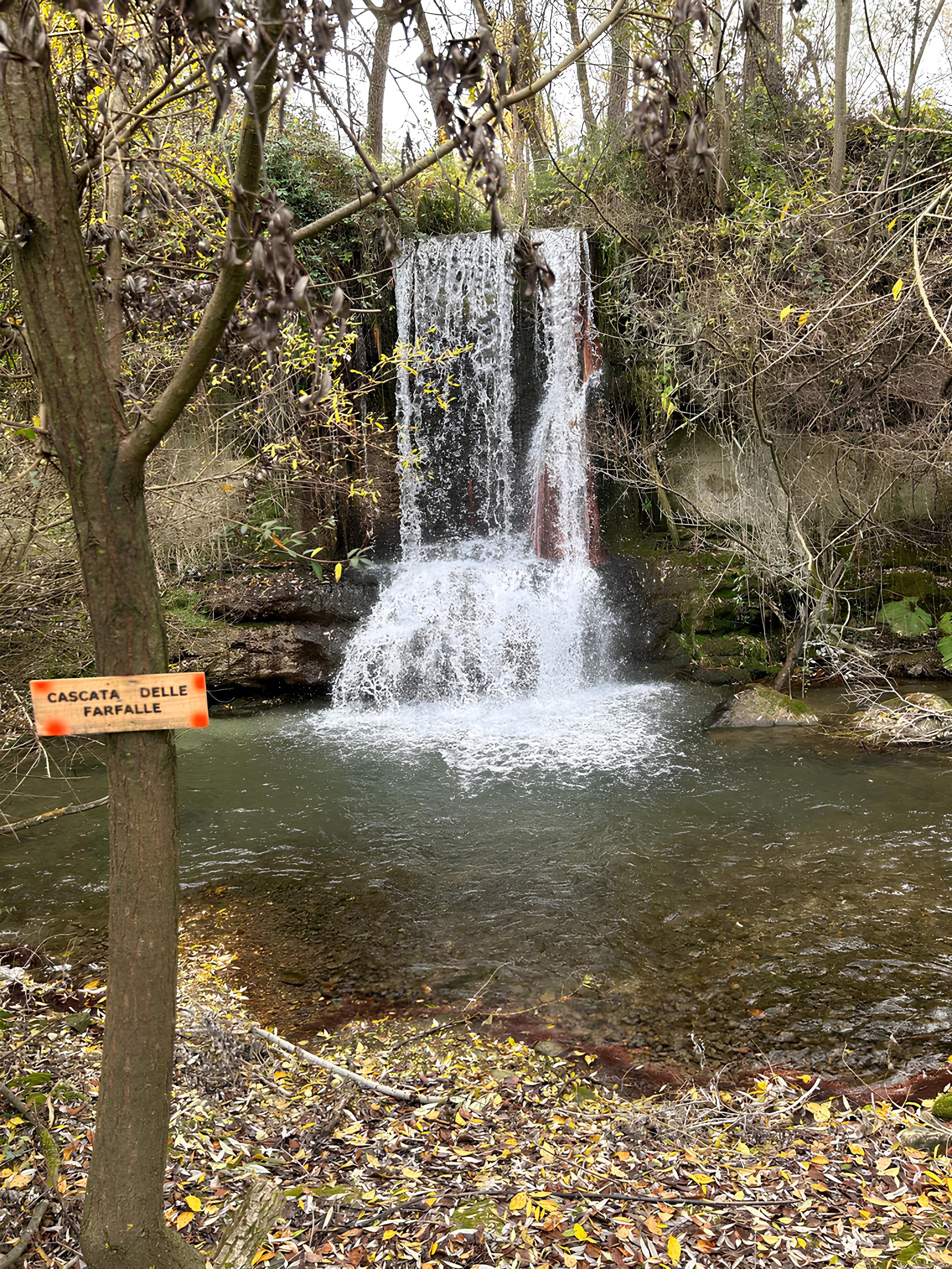 Cascata naturale sul torrente Nora nel Parco Fluviale