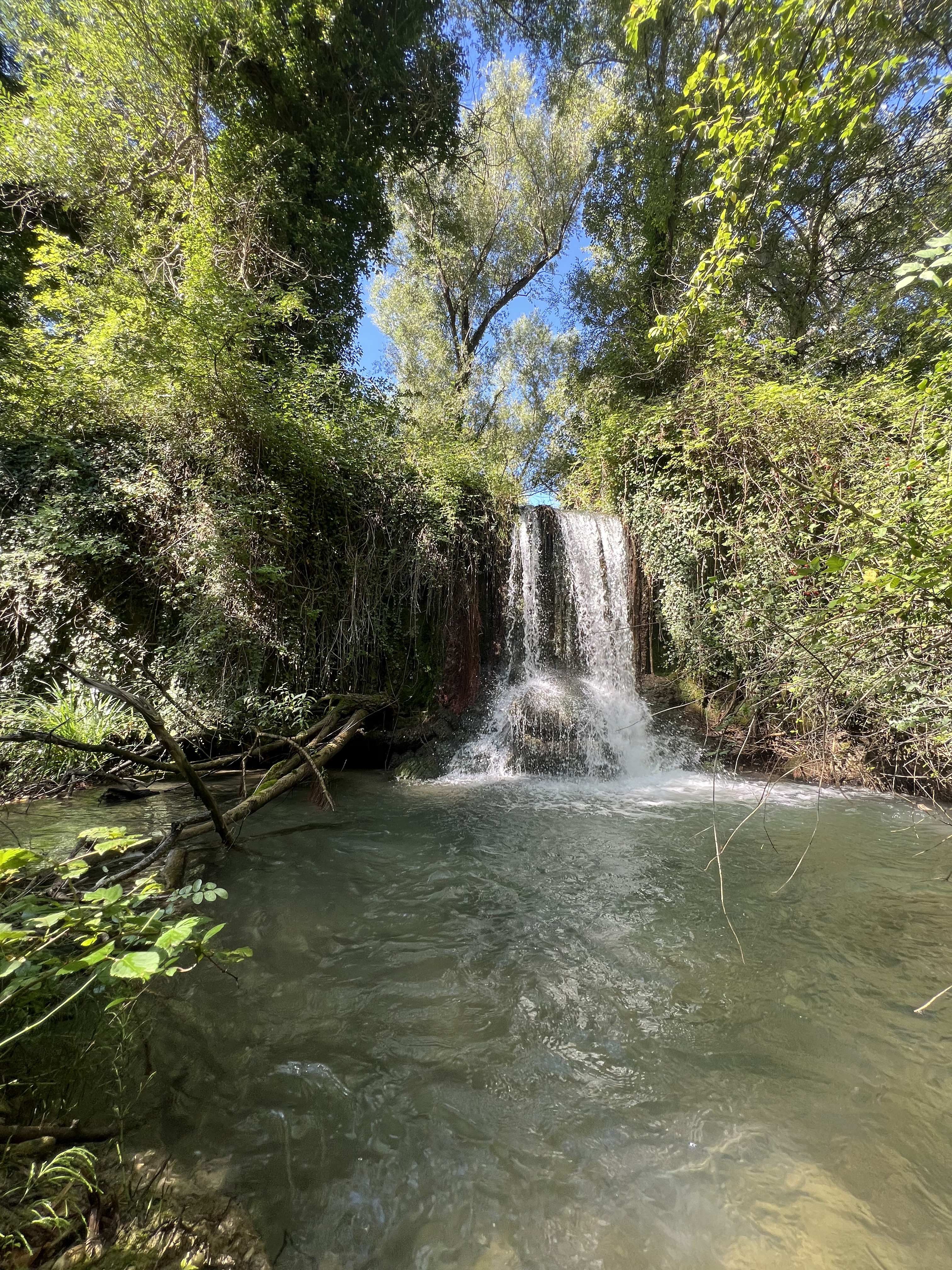 Cascata naturale sul torrente Nora nel Parco Fluviale