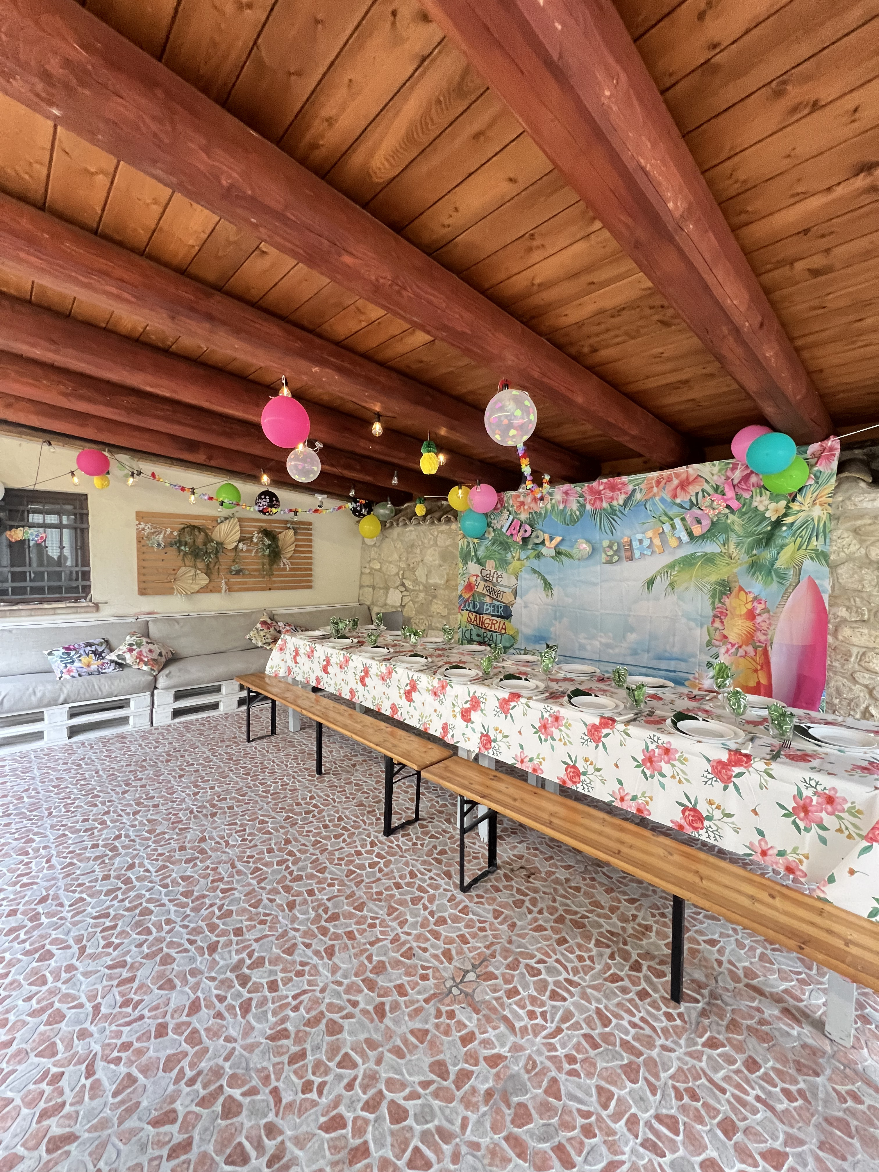 Festa di compleanno al Mulino Brandolini con addobbi e tavola imbandita