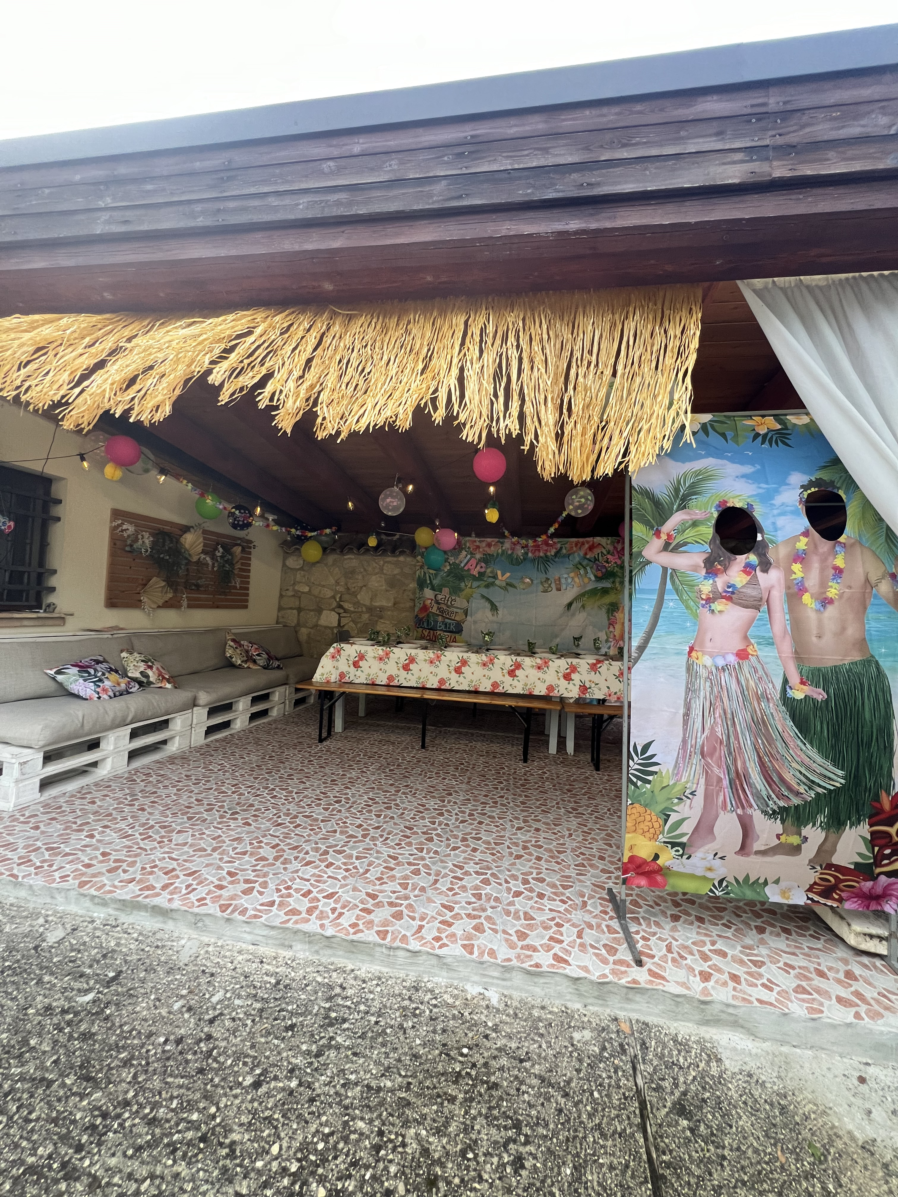 Addobbi e decorazioni per compleanno nel portico del Mulino Brandolini