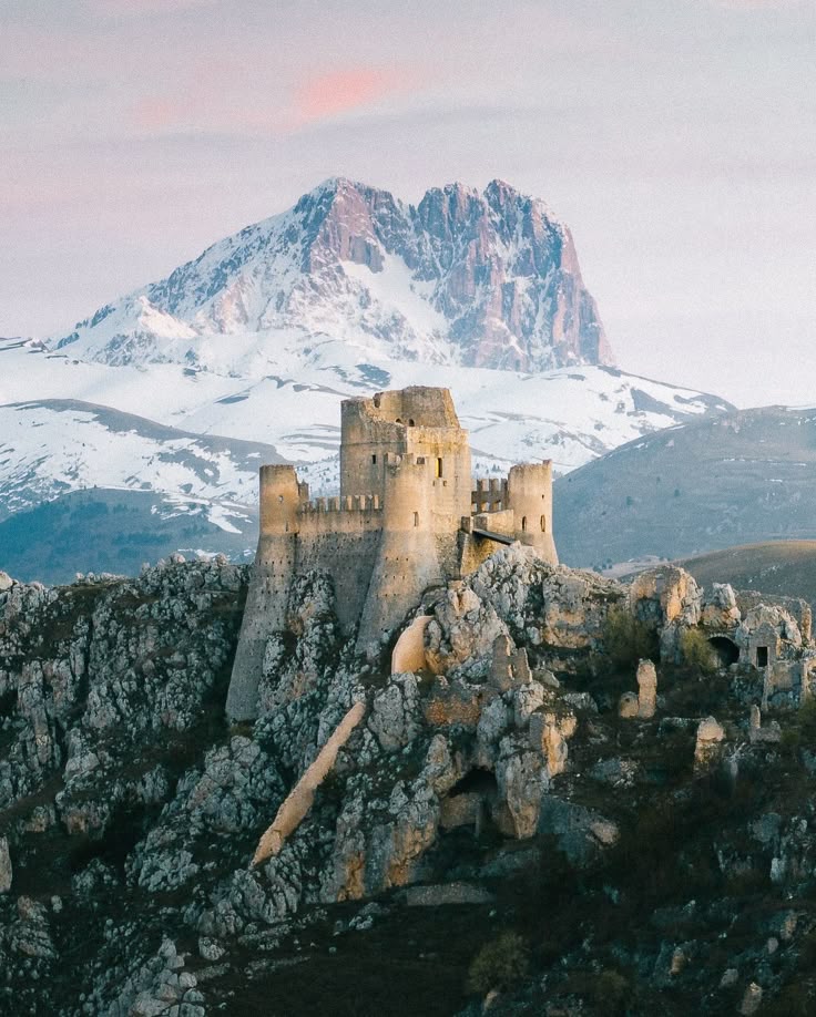 Rocca Calascio — borgo medievale tra le montagne abruzzesi