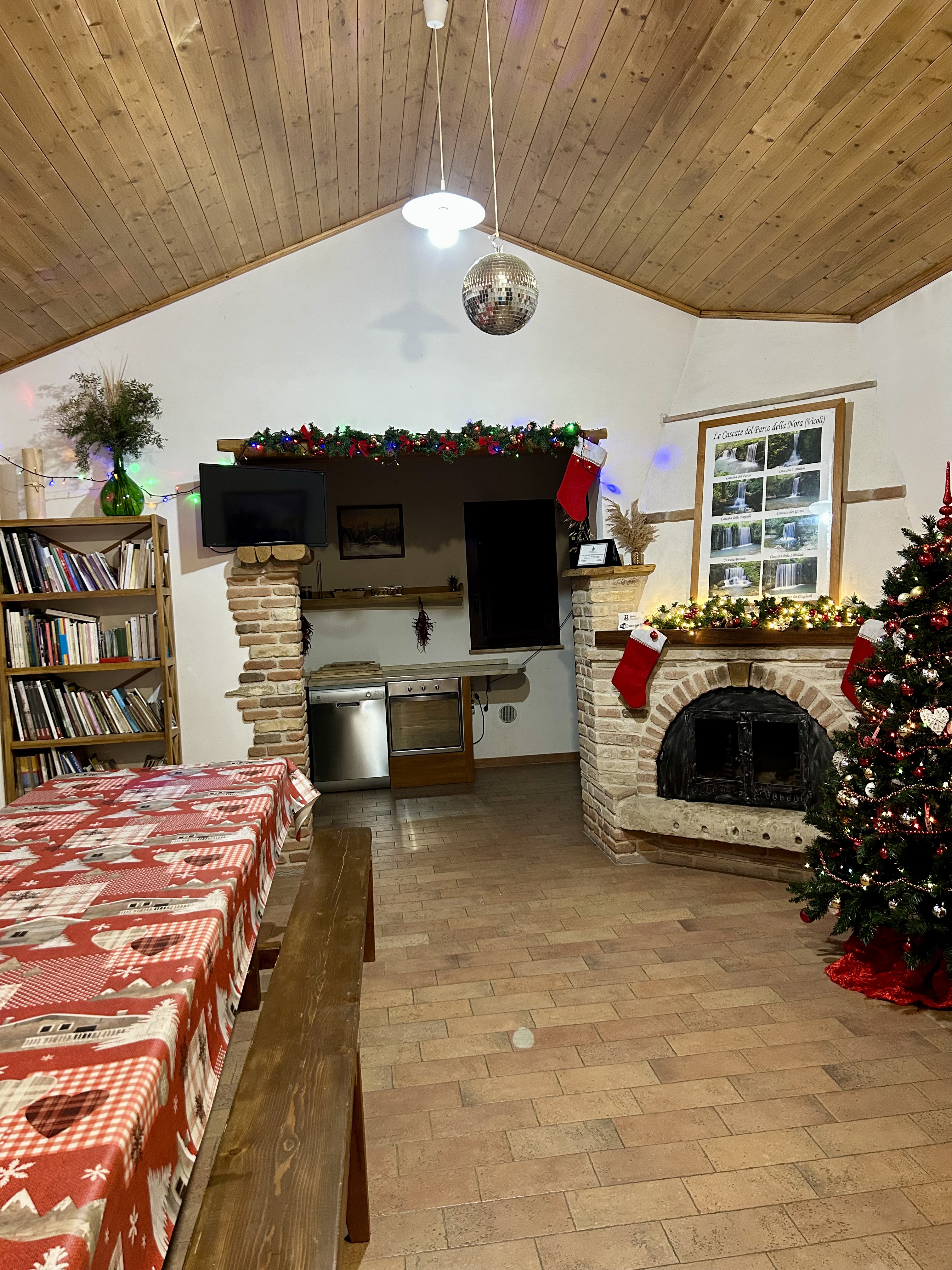 Salone comune del Mulino Brandolini con camino in pietra